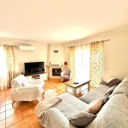 Large Three-bedroom Lejlighed