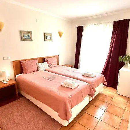 Large Three-bedroom Lejlighed Lagos