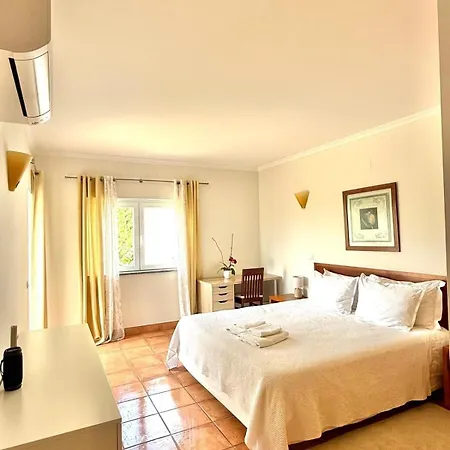 Large Three-bedroom לאגוּ‏ש