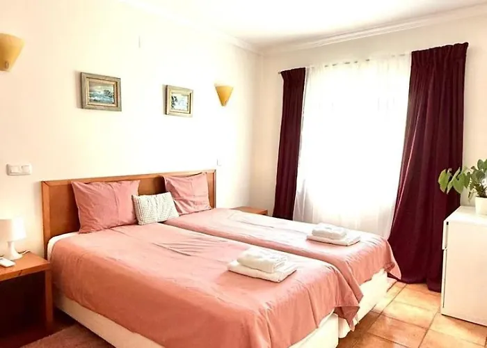 Large Three-bedroom Lägenhet *